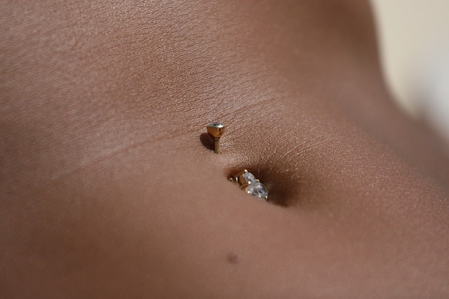 Piercing am Bauch
